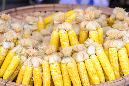 Boiled corn, peel corn.