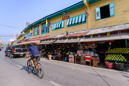 NAKHON PATHOM, THAILAND - 2016 May 15: Unidentified people biking to travel in local market, Thailand.のeditorial素材