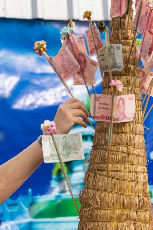 Hand put thai banknote in make merit の写真素材
