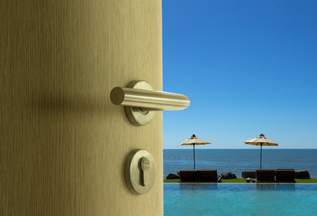 The door open to sea view in blue sky の写真素材