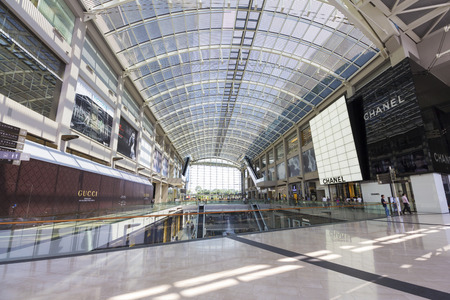 Singapore - October 23, 2014: Outlet in Marina Bay Sands shopping center and Modern building around Marina Bayのeditorial素材