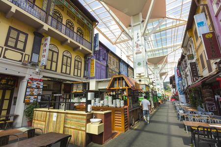 Singapore - October 26, 2014: Singapore's Chinatown, an ethnic neighborhood featuring Chinese cultural elements and food street.のeditorial素材