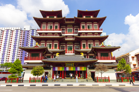 Singapore - October 26, 2014: The temple is based on the Tang dynasty architectural style and built to house the tooth relic of the historical Buddha.のeditorial素材
