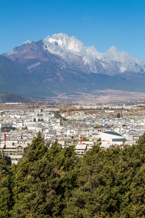 the roof of Lijiang City mountain Viewのeditorial素材