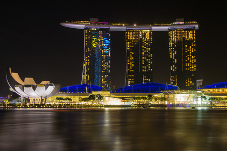 SINGAPORE-JAN 31, 2015: The Merlion fountain in front of the Marina Bay Sands hotel and view of Marina Bay in Singaporeのeditorial素材