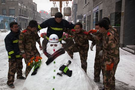 BEIJING, CHINA, JANUARY 03, 2010: The biggest snowfall in 60 years. Fire crew making snowmen in Qianmen Dajie.のeditorial素材