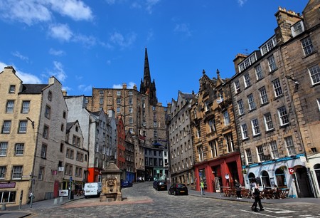 EDINBURGH â May 2010. Famous Victoria street in Grassmarket area. Rare sunny spring day. May 18 2010 in Edinburgh. Scotland. UK.のeditorial素材