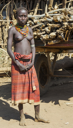 OMORATO, LOWER OMO VALLEY, ETHIOPIA - JANUARY 31, 2012:  Portrait of unidentified Dassanech girl. Omorato one of the poorest places in Ethiopia.のeditorial素材