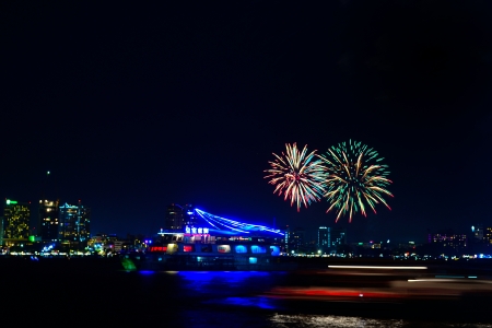 PATTAYA, THAILAND-NOVEMBER 29, 2013  The first day of the Pattaya International Fireworks Festival 2013 in Pattaya Beach, Thailandのeditorial素材