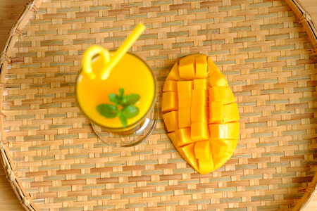 Fresh Mango juice  smoothie  and mango fruit with bamboo basket (Selective focus)の写真素材