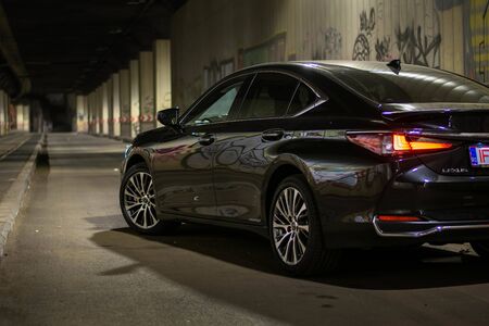 2020 Lexus ES300h side profileのeditorial素材