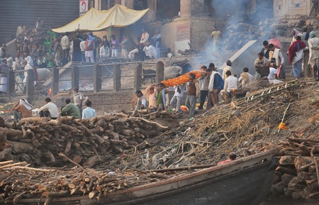 INDIA, Varanasi - NOVEMBER 24, 2009 - Indian burial consisting of burned corpses and throwing them to the waters of the Gangesのeditorial素材