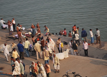 INDIA, Varanasi - NOVEMBER 24 2009 - The Indian population is subjected to a ritual bath in the waters of the Gangesのeditorial素材