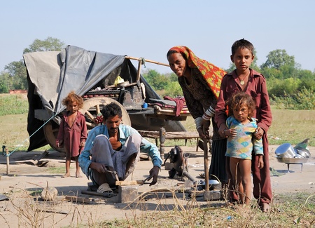 Khajuraho, India - November 26, 2009 - Poor family living in India in an old cart near Khajurahoのeditorial素材