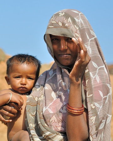 Khajuraho, India - November 27, 2009 - Hindu woman with a scarf with her child in the Old Khajurahoのeditorial素材