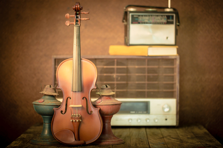 violin and old radio in vintage style on steel backgroundの写真素材