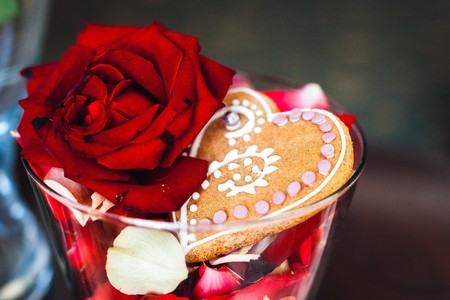 The gingerbread lies in a vase with a roseの写真素材