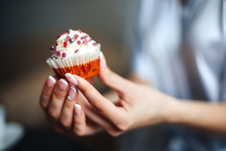 cupcake in a woman's handの写真素材