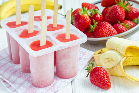 Homemade popsicles with strawberry and bananaの写真素材