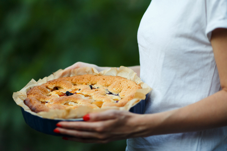 delicious apple pie in the hands of the cookの写真素材