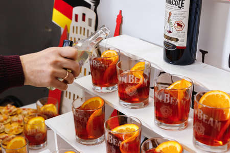 Barman mixes a Negroni orange cocktail. Glass of delicious Negroni cocktail with slice of orange.のeditorial素材