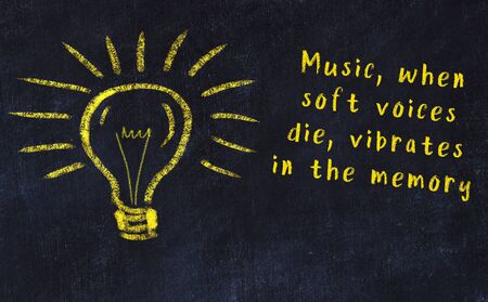 Smart quotation handwritten on a chalkboard and a light bulb sketchの写真素材