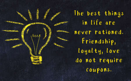 Smart quotation handwritten on a chalkboard and a light bulb sketchの写真素材