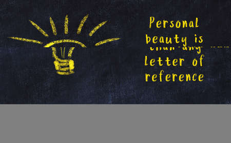 Smart quotation handwritten on a chalkboard and a light bulb sketchの写真素材