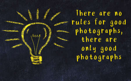 Smart quotation handwritten on a chalkboard and a light bulb sketchの写真素材