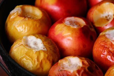 The process of baking in the oven apples in the home kitchenの写真素材