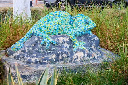 Mosaic chameleon sculpture in lush garden setting. August 6, 2025, Bodrum Turkey.のeditorial素材