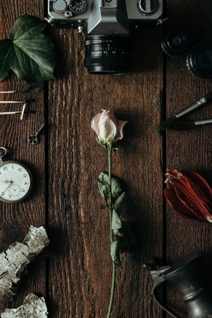 Dry white rose flower on vintage wooden desk. Flat layの写真素材