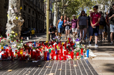 BARCELONA, SPAIN â AUGUST 22 2017: citizens laying flowers and lighting candles for victims of terrorist attack in Barcelona.のeditorial素材