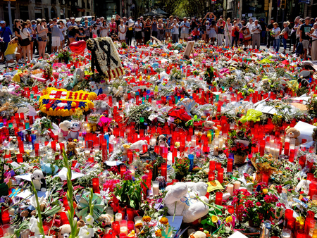 BARCELONA, SPAIN â AUGUST 22 2017: citizens laying flowers and lighting candles for victims of terrorist attack in Barcelona.のeditorial素材