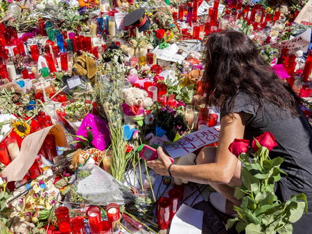 BARCELONA, SPAIN â AUGUST 22 2017: citizens laying flowers and lighting candles for victims of terrorist attack in Barcelona.のeditorial素材