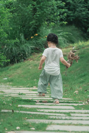 Chinese children play carefree outdoors, full of innocence and cuteness, children grow up healthy in the sunの写真素材