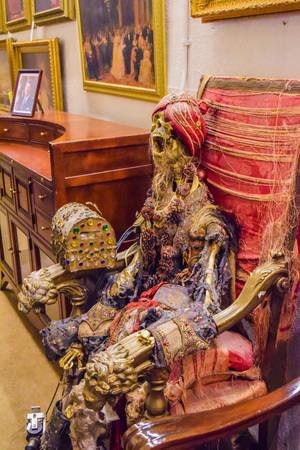 USA, CA, Los Angeles, Hollywood, 11 Janua 2015: Photo of Warner Bros inside views. Studio Tour Hollywood, chandeliers  lamps, books, a mummy, skeleton, background, vintage, Russian chandelier, statuesのeditorial素材