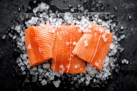 Salmon fillet. Slices of fresh raw salmon fish on iceの写真素材