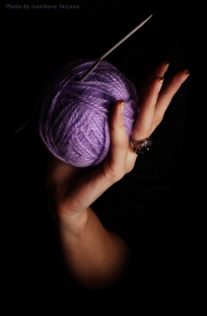 Ball of threads in a handの写真素材