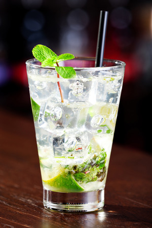 Ingredients:

3 fresh mint sprigs

2 tsp sugar

3 tbsp fresh lime juice

1 1/2 oz light rum

club sodaの写真素材