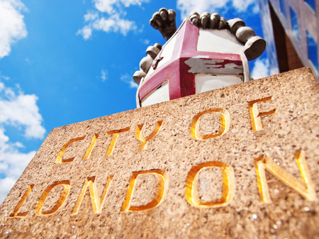 London, United Kingdom - April 30, 2008 : The emblem of the city of London. It combines the cross of Saint George and the sword of Saint Paul that had been beheaded with it. The motto DOMINE DIRIGE NOS means Lord, direct usのeditorial素材
