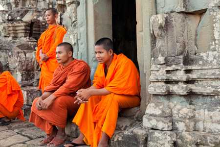 Angkor Wat, Cambodia - March 19, 2011 : Four young cambodian buddhist monks in Angkor Watのeditorial素材