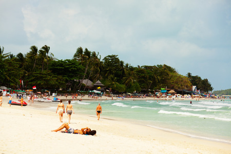 Koh Samui, Thailand - March 13, 2011 : People lying on the sand on the beuatiful bech of Koh Samui Islandのeditorial素材