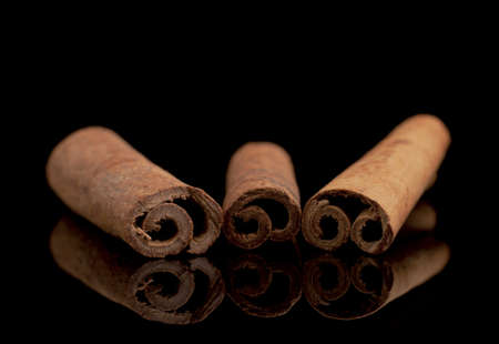 Cinnamon sticks with reflection on black backgroundの写真素材