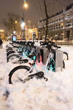 MADRID, SPAIN - JAN 9th 2021. Historic snowfall in Madrid (Calle de Alcala). Filomena storm.のeditorial素材