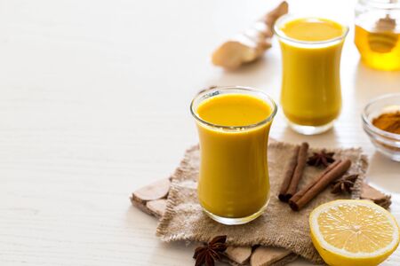 drink Turmeric tea for the treatment of coronavirus. Spicy healthy Haldiの写真素材