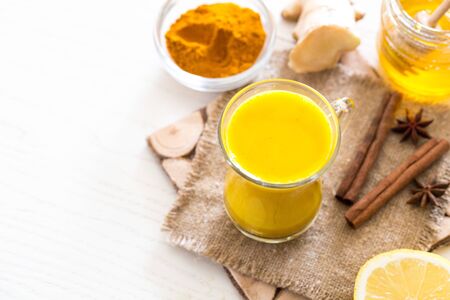 drink Turmeric tea for the treatment of coronavirus. Spicy healthy Haldiの写真素材