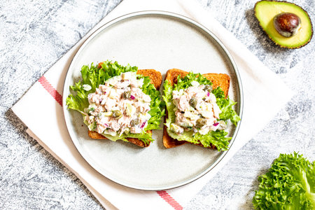 Step 11. Step-by-step preparation of a sandwich with tuna, avocado, cucumber and onionの写真素材