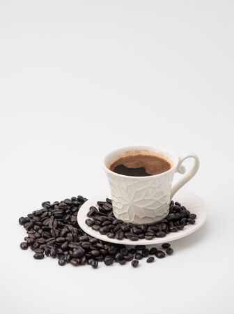 White coffee cup with coffee beans isolated on the white backgroundの写真素材