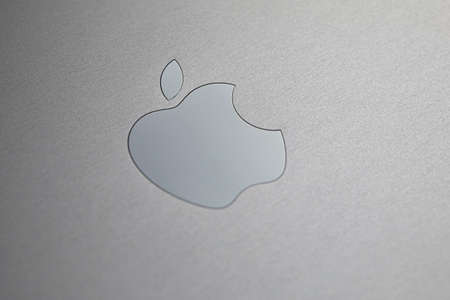 Cupertino, CA, US, 22.04.2020: silver Apple logo on 16-inch MacBook Proのeditorial素材